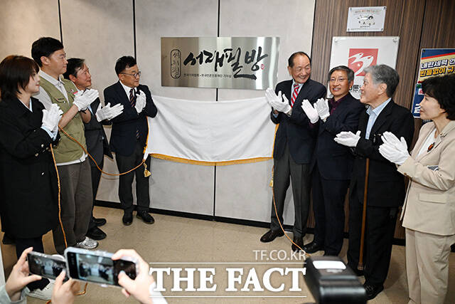 제막행사 하는 박종현 한국기자협회장과 김효재 한국언론진흥재단 이사장, 방문신 한국방송협회장, 정진석 한국외국어대학교 명예교수(왼쪽 네 번째부터) 및 참석자들.
