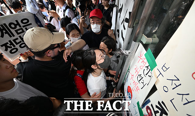 ‘6·3 지방선거 투표용지 부족 사태’로 봉쇄 시위가 이어지는 16일 오후 서울 송파구 올림픽공원 핸드볼경기장에서 한 시위 참가자가 대한체육회 등 입주 단체 관계자들의 진입을 막아서고 있다. /박헌우 기자
