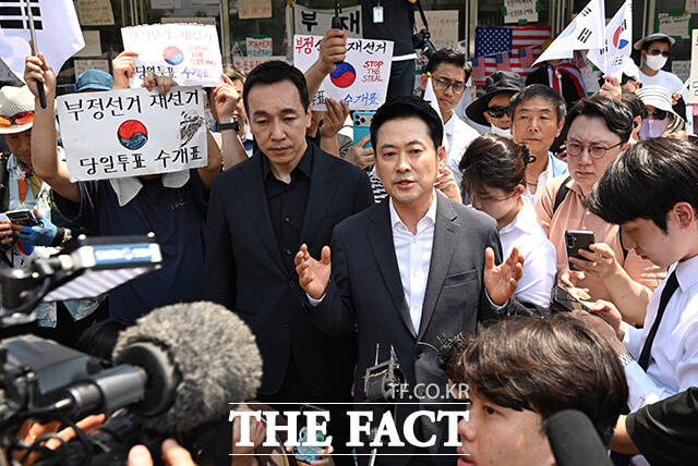 6·3 전국동시지방선거 '투표용지 부족 사태'로 잠실 개표소 봉쇄 시위가 이어지고 있는 16일 오후 장동혁 국민의힘 대표가 서울 송파구 올림픽공원 핸드볼경기장 개표소 앞에 앉아 있다. /박헌우 기자