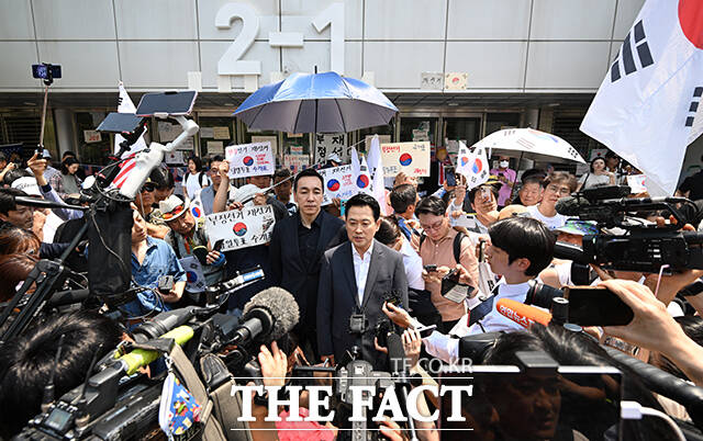 6·3 전국동시지방선거 '투표용지 부족 사태'로 잠실 개표소 봉쇄 시위가 이어지고 있는 16일 오후 장동혁 국민의힘 대표가 서울 송파구 올림픽공원 핸드볼경기장 개표소 앞에 앉아 있다. /박헌우 기자