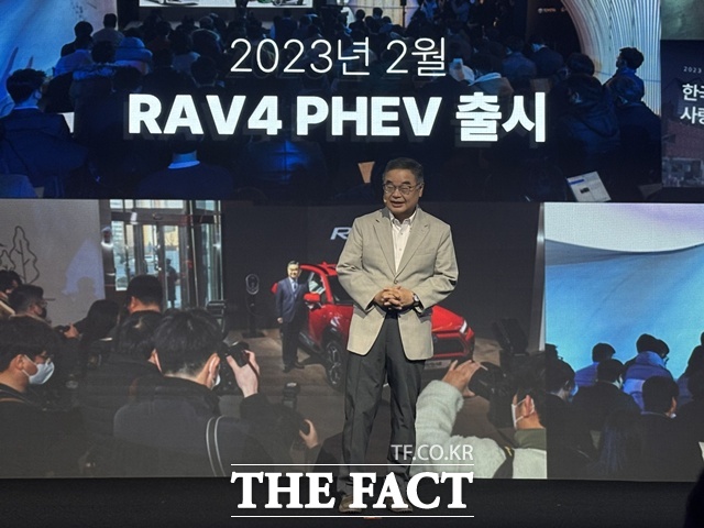 콘야마 마나부 토요타코리아 사장이 16일 인천 파라다이스시티에서 열린 '올 뉴 RAV4 미디어 콘퍼런스'에서 발표를 하고 있다. /황지향 기자