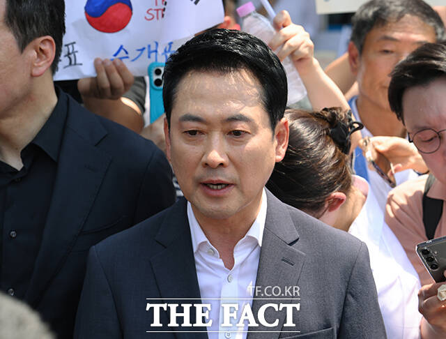 6·3 전국동시지방선거 '투표용지 부족 사태'로 잠실 개표소 봉쇄 시위가 이어지고 있는 16일 오후 장동혁 국민의힘 대표가 서울 송파구 올림픽공원 핸드볼경기장 개표소 앞에 앉아 있다. /박헌우 기자