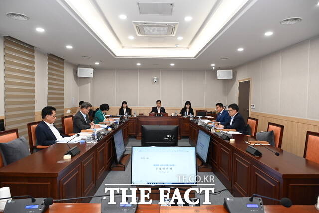 15일 남원시의회 운영위원회 소속 위원들이 제280회 임시회 제1차 회의를 갖고 안건 심사를 하고 있다. /남원시의회