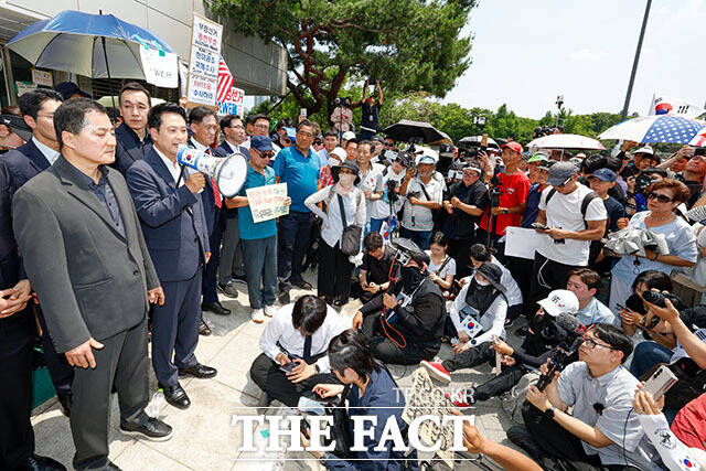 장동혁 국민의힘 대표가 16일 오후 '6·3 지방선거 투표용지 부족 사태'로 봉쇄 시위를 하고 있는 서울 송파구 올림픽공원 핸드볼경기장을 찾아 발언하고 있다. /서예원 기자