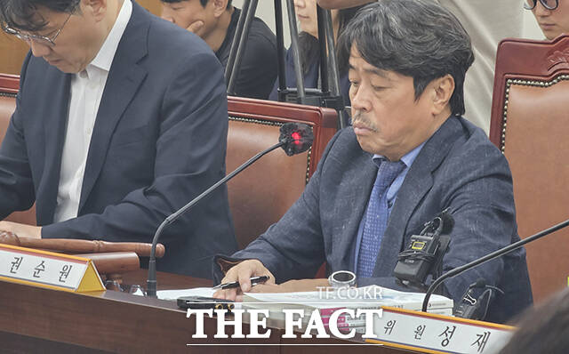 권순원 최저임금위원장이 16일 세종시 정부세종청사에서 열린 최저임금위 6차 전원회의에서 노사 위원들의 발언을 듣고 있다./세종=박은평 기자