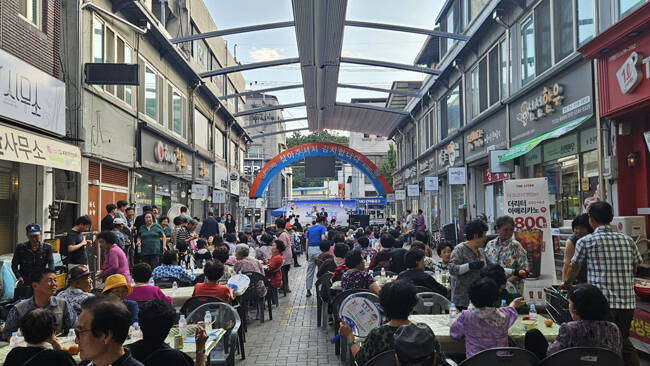 영주365시장 이용객과 주민들이 문화행사에 즐거워 하고 있다. /영주시