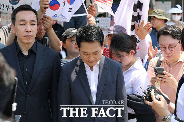 6·3 전국동시지방선거 '투표용지 부족 사태'로 잠실 개표소 봉쇄 시위가 이어지고 있는 16일 오후 장동혁 국민의힘 대표가 서울 송파구 올림픽공원 핸드볼경기장 개표소 앞에 앉아 있다. /박헌우 기자