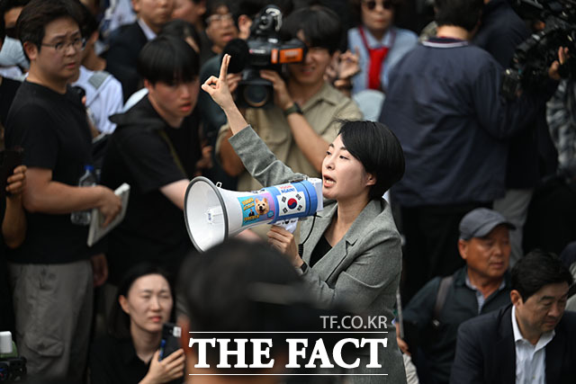 손수조 국민의힘 미디어대변인이 16일 오후 ‘6·3 지방선거 투표용지 부족 사태’로 봉쇄 시위를 하고 있는 서울 송파구 올림픽공원 핸드볼경기장을 찾아 시위대에 착석을 요청하고 있다. /박헌우 기자