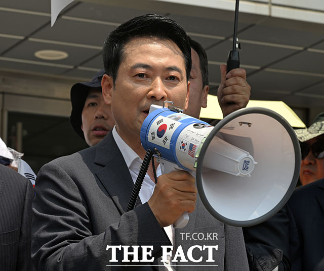 장동혁 국민의힘 대표가 16일 오후 '6·3 지방선거 투표용지 부족 사태'로 봉쇄 시위를 하고 있는 서울 송파구 올림픽공원 핸드볼경기장을 찾아 발언하고 있다. /서예원 기자