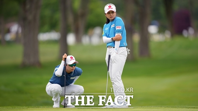 최혜진(오른쪽)과 김효주가 다우챔피언십에서 퍼팅 라인을 상의하고 있다./LPGA