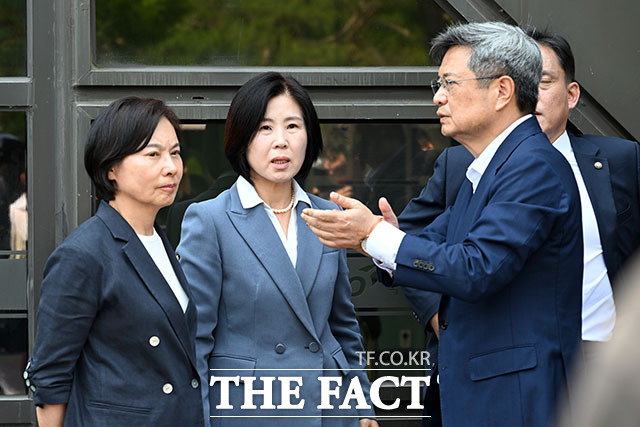 김미애 국민의힘 의원이 16일 오전 서울 송파구 올림픽공원 핸드볼경기장에 마련된 6·3 지방선거 개표소를 방문하고 있다. /서예원 기자