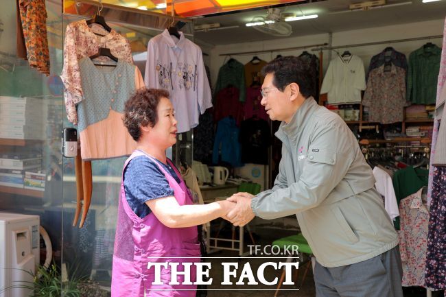 16일 백암5일장에서 이상일 용인시장이 상인을 만나 의견을 청취하고 있다. /용인시