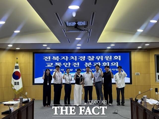16일 전북도 자치경찰위원회가 전북도청에서 ‘고령운전자 페달 오조작 방지장치 지원사업’과 관련해 교통안전 유관기관들과 분과회의를 마치고 기념 촬영을 하고 있다. /전북도