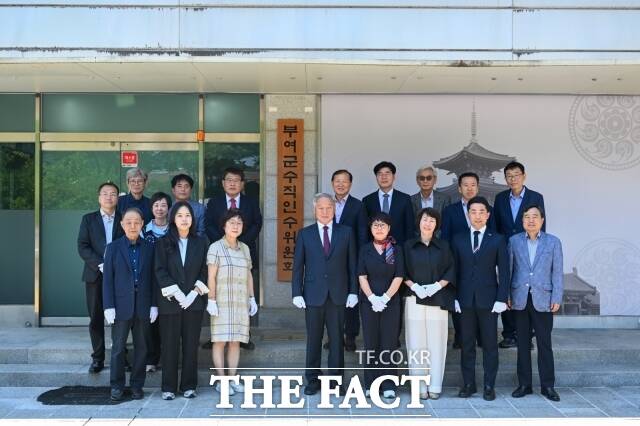 이용우 부여군수 당선인(가운데)이 15일 부여군 규암면 합정리 옛 백제문화제재단 사무실에서 인수위 현판식을 열고 기념 촬영을 하고 있다. /부여군