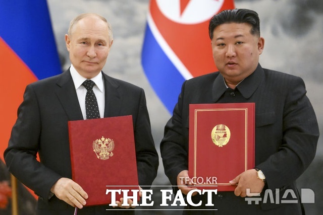 북한과 러시아는 2024년 6월 ‘포괄적 전략적 동반자 관계 조약’(북러 조약)을 체결했다. 사진은 2024년 6월 19일 북러 조약 체결 후 김정은 북한 국무위원장(오른쪽)과 블라디미르 푸틴 러시아 대통령. /AP. 뉴시스.