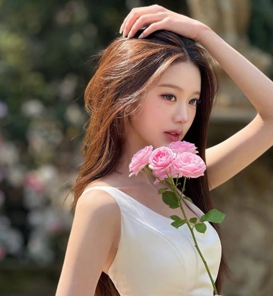 최근 장원영은 자신의 SNS에 여러 장의 근황 사진을 공개한 가운데 화사한 정원과 분수대를 배경으로 순백의 롱드레스를 입고 등장해 눈길을 끌었다. /장원영 SNS