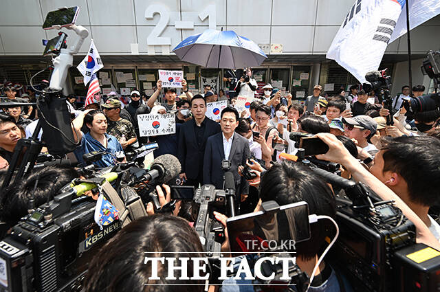 장동혁 국민의힘 대표의 이같은 움직임을 두고 지방선거 패배라는 본질적인 책임론을 가리고 정치적 입지를 지키기 위한 '방어막 구축'에 불과하다는 지적이 나온다. 사진은 6·3 전국동시지방선거 '투표용지 부족 사태'로 잠실 개표소 봉쇄 시위가 이어지고 있는 16일 오후 장동혁 국민의힘 대표가 서울 송파구 올림픽공원 핸드볼경기장 개표소를 찾아 발언하고 있는 모습. /박헌우 기자