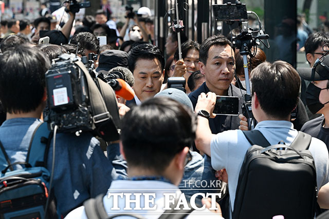 장동혁 국민의힘 대표가 16일 오후 서울 송파구 올림픽공원 핸드볼경기장에 마련된 6·3 지방선거 개표소를 방문하고 있다. /서예원 기자