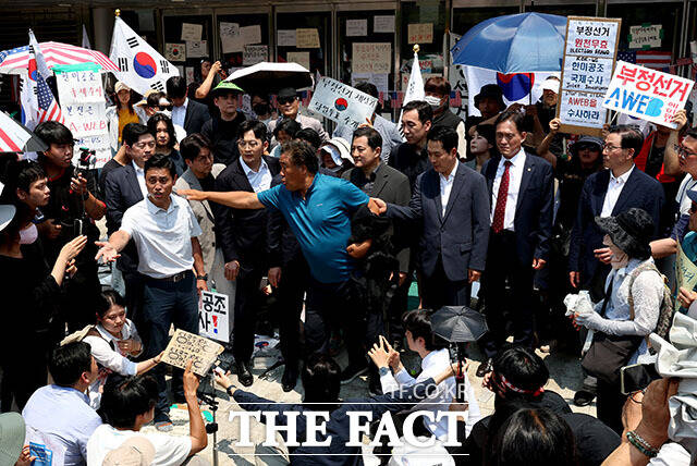 장동혁 국민의힘 대표가 16일 오후 '6·3 지방선거 투표용지 부족 사태'로 봉쇄 시위를 하고 있는 서울 송파구 올림픽공원 핸드볼경기장을 찾아 발언하고 있다. /서예원 기자