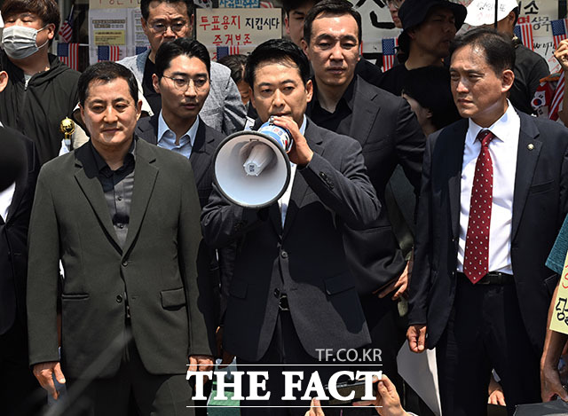 장동혁 국민의힘 대표가 16일 오후 '6·3 지방선거 투표용지 부족 사태'로 봉쇄 시위를 하고 있는 서울 송파구 올림픽공원 핸드볼경기장을 찾아 발언하고 있다. /서예원 기자
