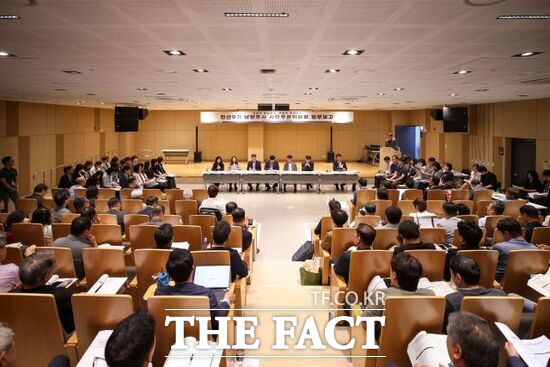 15일 경기 남양주시 금곡·양정행정복지센터에서 최현덕 당선인과 인수위원회 위원, 자문위원 등 120여 명과 관계 공무원 및 시민들이 참석한 가운데 민선9기 남양주시장직 인수위원회의 첫 업무보고가 진행되고 있다. /남양주시 인수위