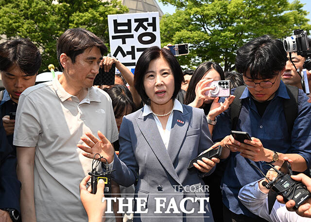 김미애 국민의힘 의원이 16일 오전 서울 송파구 올림픽공원 핸드볼경기장에 마련된 6·3 지방선거 개표소를 방문하고 있다. /서예원 기자