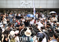  핸드볼경기장 개표소 앞 지키는 장동혁 [포토]