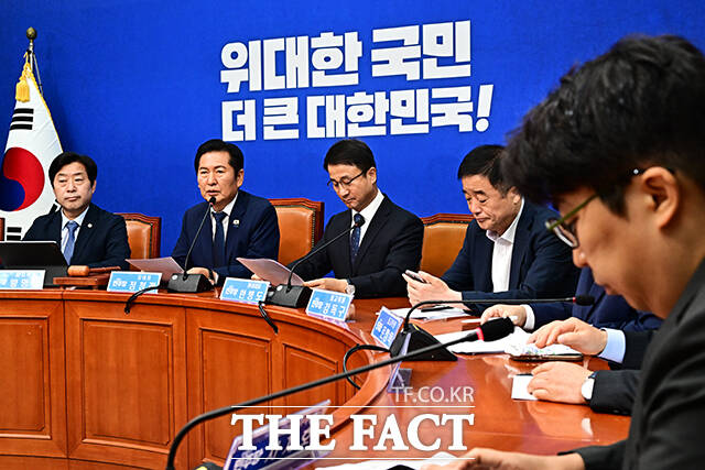 정청래 더불어민주당 대표가 17일 오전 서울 여의도 국회에서 열린 최고위원회의에 참석해 모두발언을 하고 있다. /국회=배정한 기자