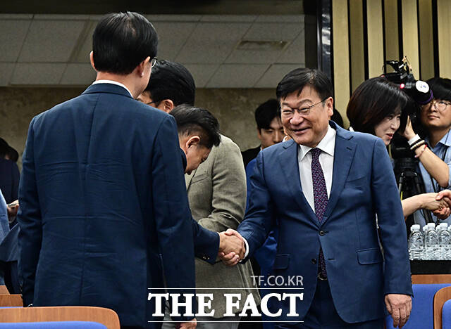 밝은 표정으로 의원총회 참석하는 정점식 원내대표.