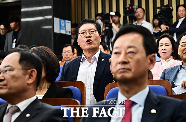 송석준 국민의힘 의원이 17일 오후 서울 여의도 국회에서 열린 의원총회에 참석해 공개발언을 요청하고 있다. /국회=배정한 기자
