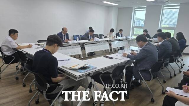 17일 조상호 당선인이 집현동 인수위원회 사무실에서 열린 대중교통 합리화 방안 논의를 위한 보고회에 참석해 관계자들과 논의하고 있다. /조상호 인수위
