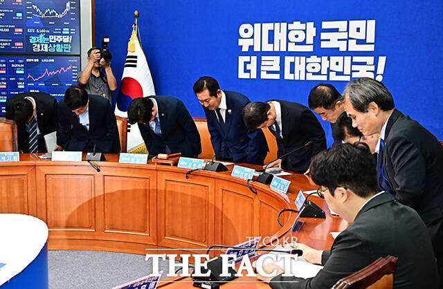정청래 더불어민주당 대표가 17일 오전 서울 여의도 국회에서 열린 최고위원회의에 참석해 모두발언을 하고 있다. /국회=배정한 기자