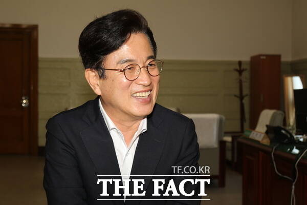 허태정 대전시장 당선인이 지난 16일 <더팩트>와 인터뷰를 진행하고 있다. /정예준 기자