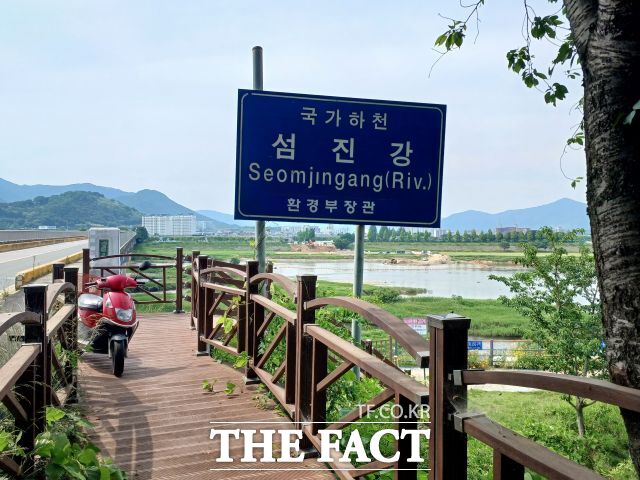 김성환 기후에너지환경부 장관이 홍수기와 녹조 발생에 대비해 섬진강 유역의 이·치수와 생태 관리 현장을 점검했다. 사진은 광양 배알도. / 김영신 기자