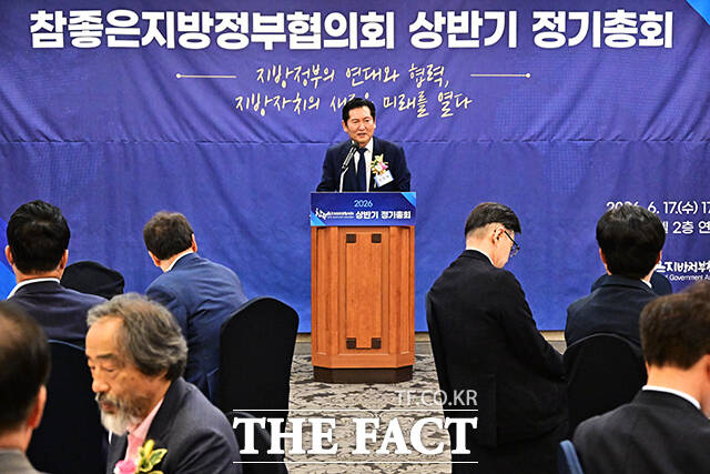김미경 참좋은지방정부협의회 회장과 정청래 더불어민주당 대표, 황명선 최고위원, 김용 전 민주연구원장(왼쪽 네번째부터) 등 참석자들이 17일 오후 서울 여의도 켄싱턴호텔에서 열린 2026 참좋은지방정부협의회 상반기 정기총회에서 기념사진 촬영을 하고 있다. /배정한 기자