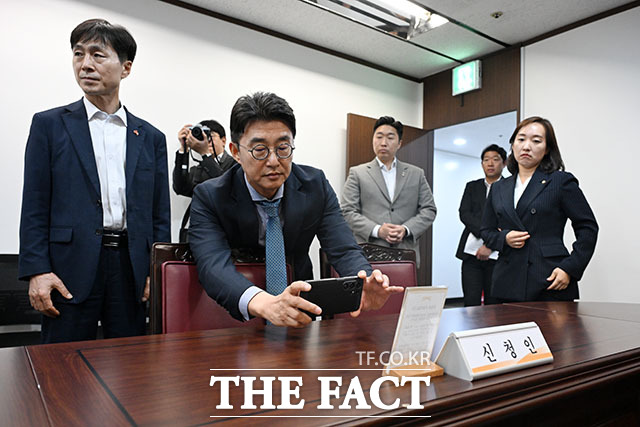 국회의원 연구단체인 '민생과 혁신을 위한 개혁행동포럼'이 언론중재위원회 심리실에 방문하고 있다.