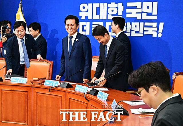 정청래 더불어민주당 대표가 17일 오전 서울 여의도 국회에서 열린 최고위원회의에 참석해 모두발언을 하고 있다. /국회=배정한 기자