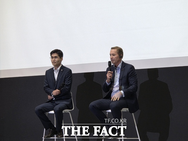 17일 여의도 콘래드 서울에서 열린 앤트로픽 서울 오피스 개소 기자간담회에서 크리스 차우리 앤트로픽 인터내셔널 총괄(오른쪽)과 최기영 앤트로픽 한국 대표가 취재진 질의에 답하고 있다. /우지수 기자
