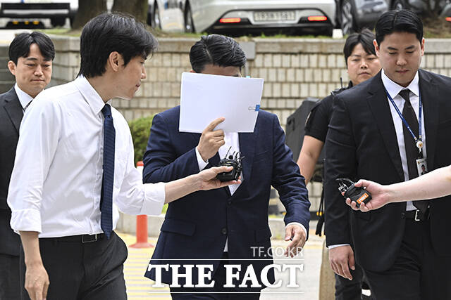 정당법 위반, 업무방해 등 혐의를 받는 신천지 전 요한지파 총무 A 씨가 17일 오전 서울 서초구 서울중앙지방법원에서 열린 구속 전 피의자 심문(영장실질심사)에 출석하고 있다. /박헌우 기자