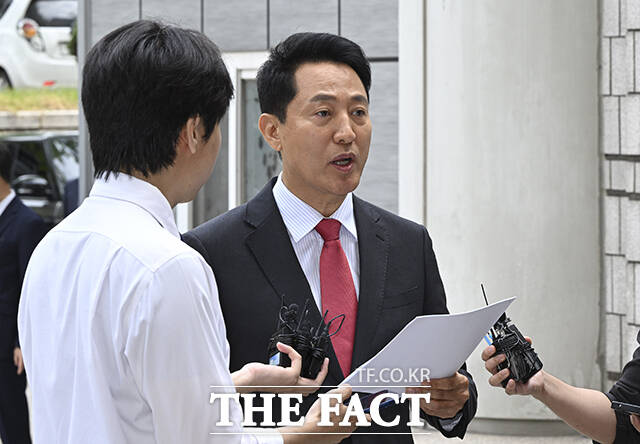 오세훈 서울시장이 17일 오전 서울 서초구 서울중앙지방법원에서 열린 여론조사 대납 의혹 관련 결심공판에 출석하며 입장을 밝히고 있다. /박헌우 기자