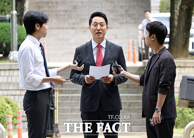 오세훈 서울시장이 17일 오전 서울 서초구 서울중앙지방법원에서 열린 여론조사 대납 의혹 관련 결심공판에 출석하며 입장을 밝히고 있다. /박헌우 기자