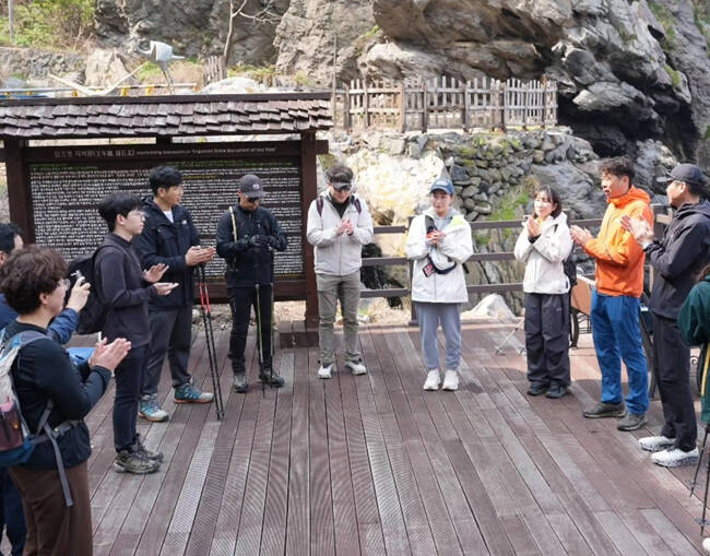 이규원 검찰사 각석문에서 역사를 설명 듣고 있다. /울릉산악회