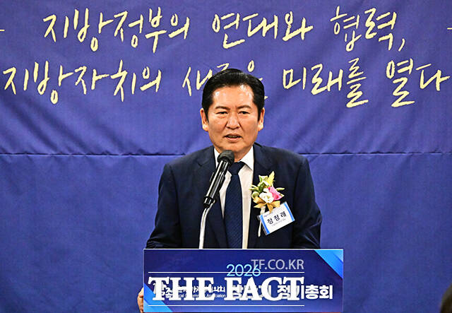 김미경 참좋은지방정부협의회 회장과 정청래 더불어민주당 대표, 황명선 최고위원, 김용 전 민주연구원장(왼쪽 네번째부터) 등 참석자들이 17일 오후 서울 여의도 켄싱턴호텔에서 열린 2026 참좋은지방정부협의회 상반기 정기총회에서 기념사진 촬영을 하고 있다. /배정한 기자