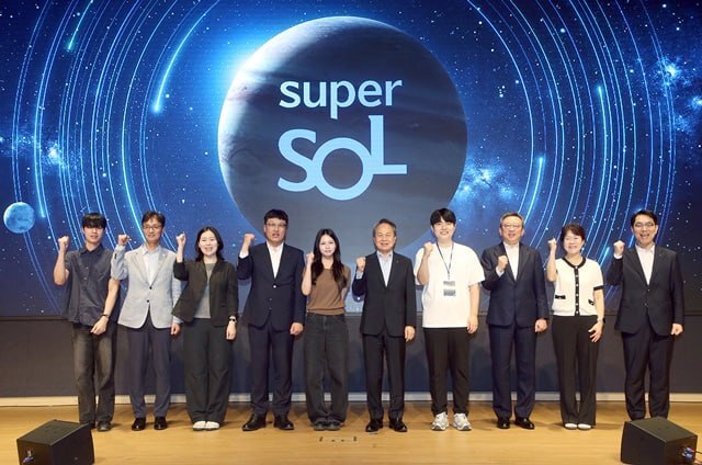 진옥동 신한금융그룹 회장(오른쪽에서 다섯 번째)과 신한금융그룹 임직원, 고객들이 17일 서울 중구 신한금융 본사에서 열린 '신한 슈퍼SOL 오픈 데이'에 참석해 기념촬영을 하고 있다. /신한금융