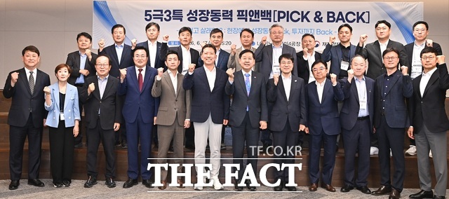 구윤철 경제부총리 겸 기획재정부 장관은 17일 LG이노텍 구미4공장을 찾아 대구·경북 지역 기업인들과 머리를 맞대고 반도체와 로봇, 피지컬 AI 산업 육성 방안을 논의했다. 이날 간담회에는 구 부총리를 비롯해 이철우 경북도지사, 김장호 구미시장, 김정기 대구시장 권한대행과 LG이노텍, SK실트론, KEC, 원익큐엔씨, 에이프로세미콘 등 대구·경북을 대표하는 반도체·첨단산업 기업 관계자들이 대거 참석했다. /구미시