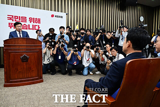 장동혁 대표 거취에 쏠린 관심.