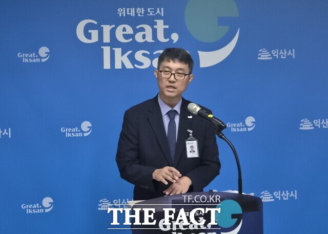17일 익산시청 브리핑실에서 치매 통합 안심 안전망 고도화 발표를 하는 이진윤 익산시 보건소장 /익산시