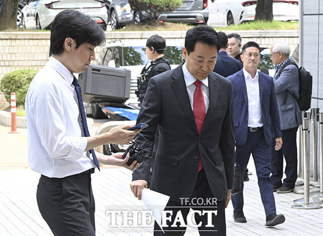 오세훈 서울시장이 17일 오전 서울 서초구 서울중앙지방법원에서 열린 여론조사 대납 의혹 관련 결심공판에 출석하며 입장을 밝히고 있다. /박헌우 기자