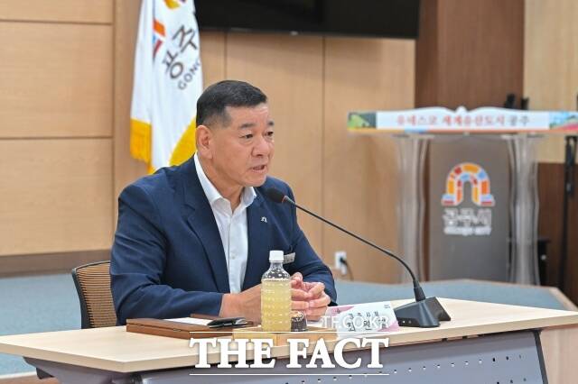 최원철 공주시장이 16일 시청 대백제실에서 '민선9기 출범 준비위원회' 위촉식을 열고 시민 15명에게 위촉장을 수여하면서 인사말을 하고 있다. /공주시