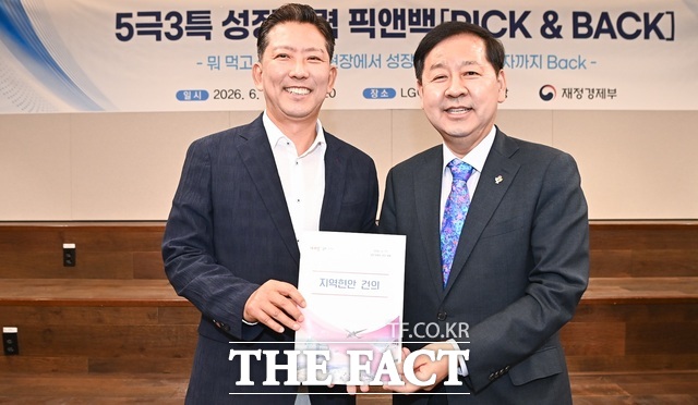 김장호 구미시장은 17일 구미시를 방문한 구윤철 경제부총리 겸 기획재정부 장관에게 지역 현안에 대해 적극 지원해 줄 것을 건의했다. /구미시